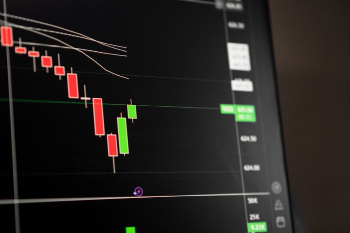 Gráfico de velas japonesas en pantalla de trading